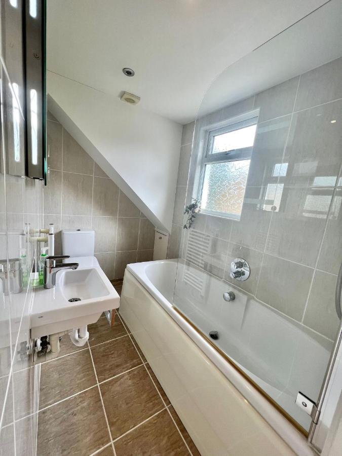 Family Home In Hampshire - Sleeps Up To 9 People With 3 Parking Spaces Winchester Ngoại thất bức ảnh