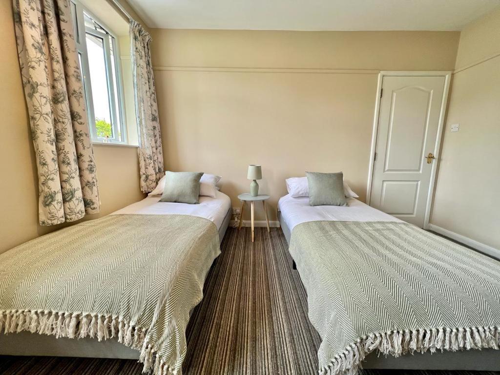 Family Home In Hampshire - Sleeps Up To 9 People With 3 Parking Spaces Winchester Ngoại thất bức ảnh