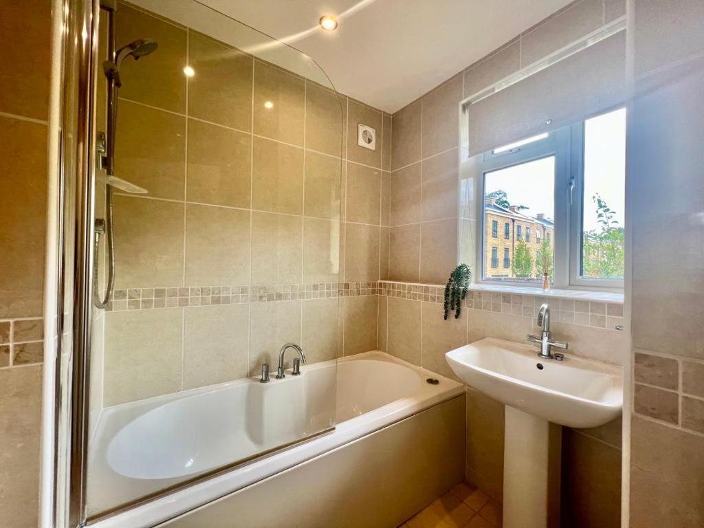 Family Home In Hampshire - Sleeps Up To 9 People With 3 Parking Spaces Winchester Ngoại thất bức ảnh